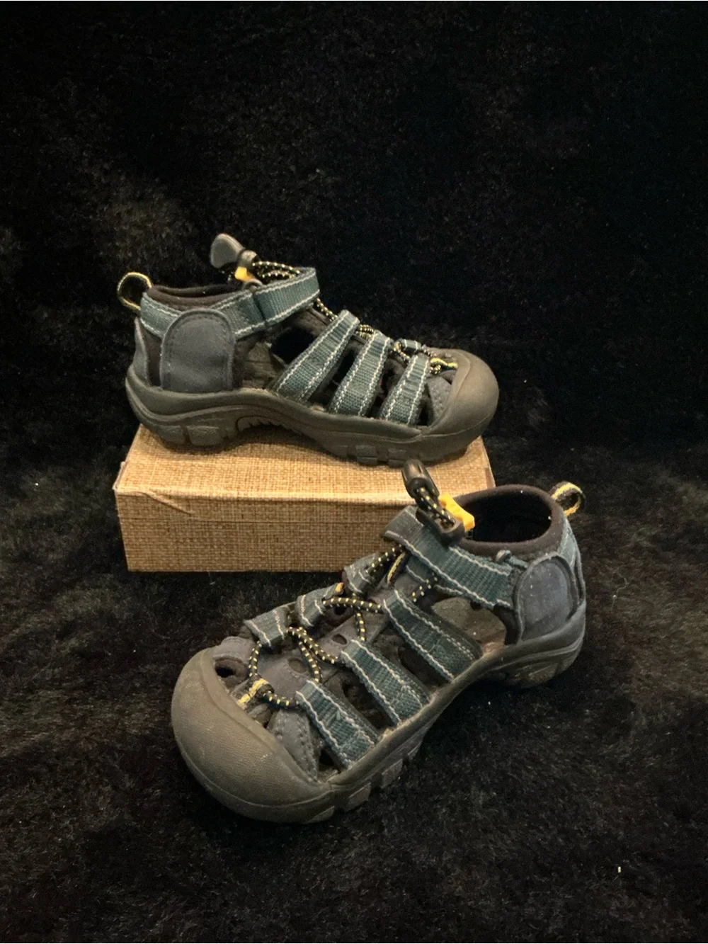Keen sturdy closed